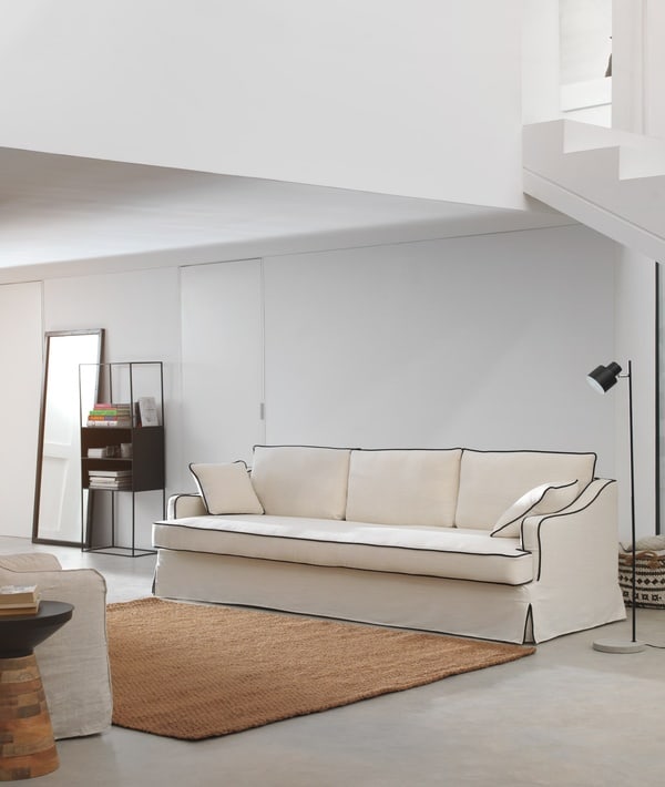 Sofá Grecia blanco con ribete negro, diseño clásico con presencia visual fuerte. Ideal para espacios contemporáneos con estética depurada.
