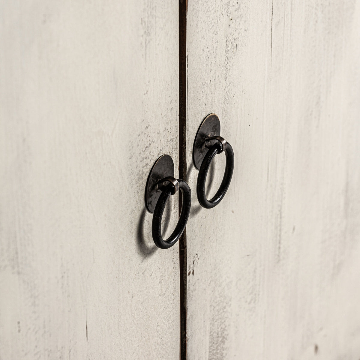 Detalle de los tiradores metálicos en forma de anilla del aparador vintage