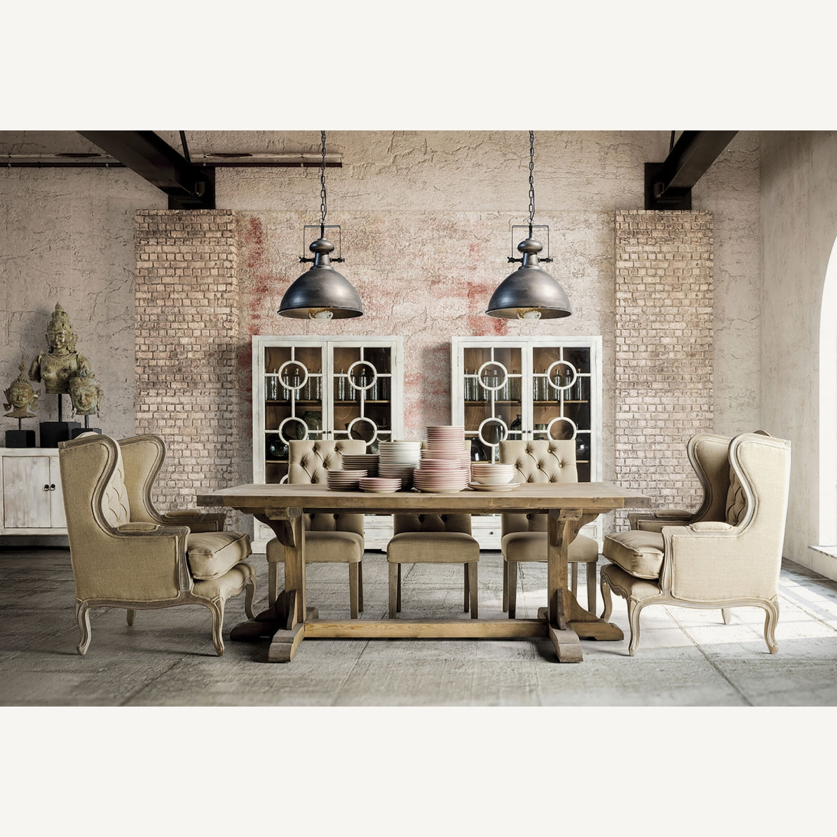 Aparador blanco estilo provenzal en comedor clásico con mobiliario de madera