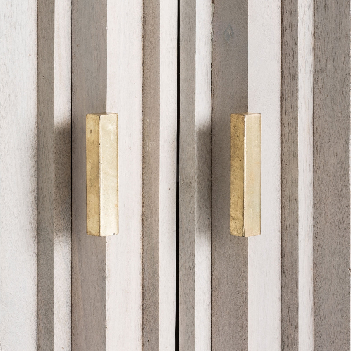 Aparador LURE de madera con acabado dorado, estilo clásico renovado para espacios elegantes