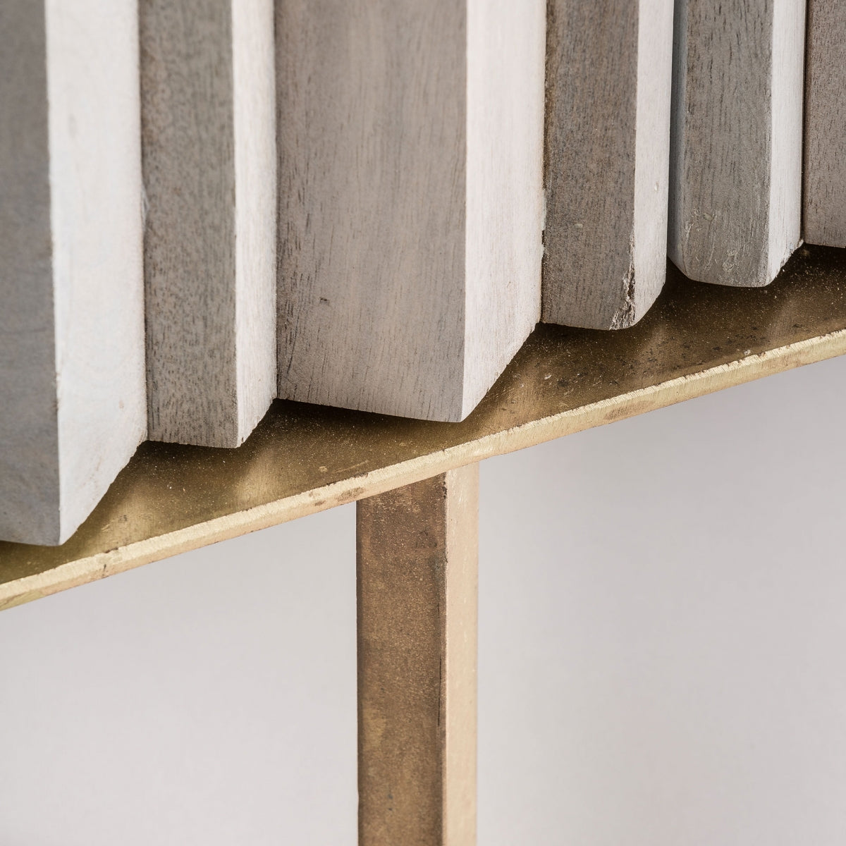 Aparador LURE de madera con acabado dorado, estilo clásico renovado para espacios elegantes