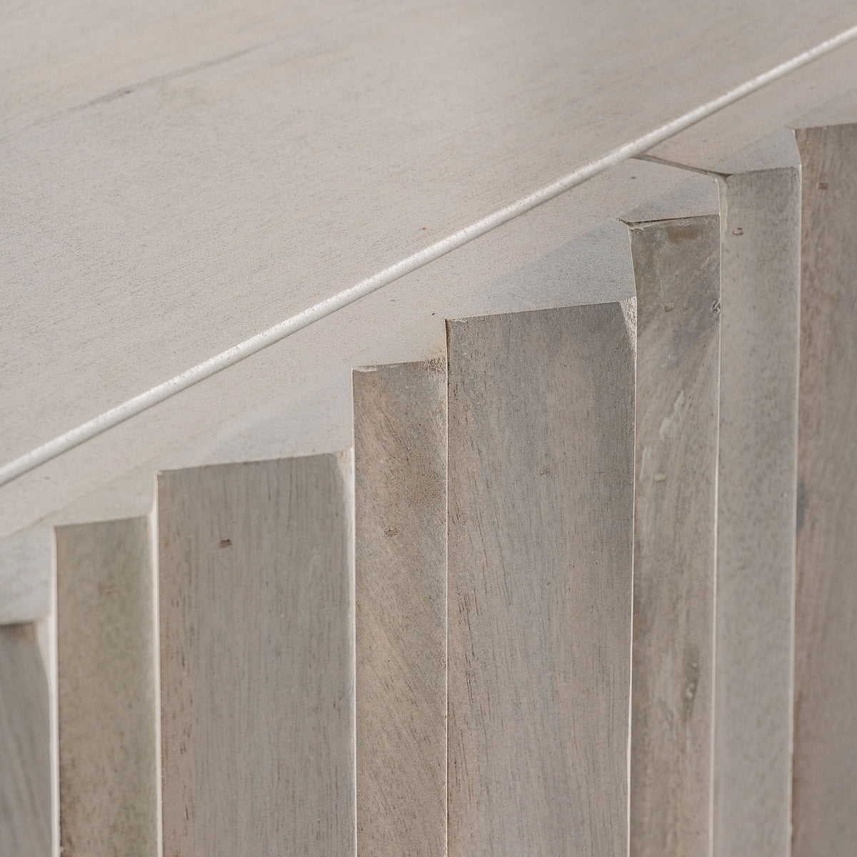 Aparador LURE de madera con acabado dorado, estilo clásico renovado para espacios elegantes