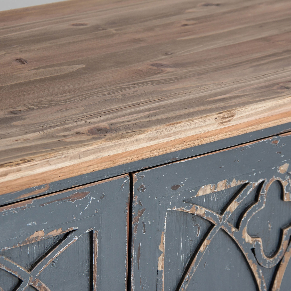 Tablero superior en madera natural con vetas visibles del aparador Suzara