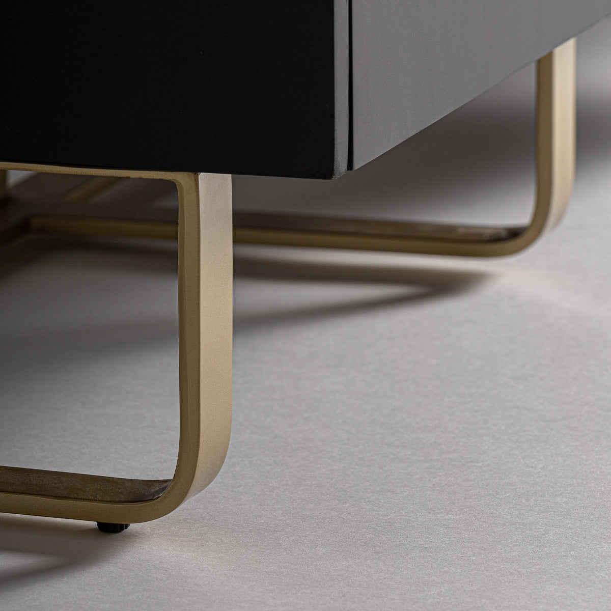 Pata metálica dorada del aparador, estilo elegante y estructural.