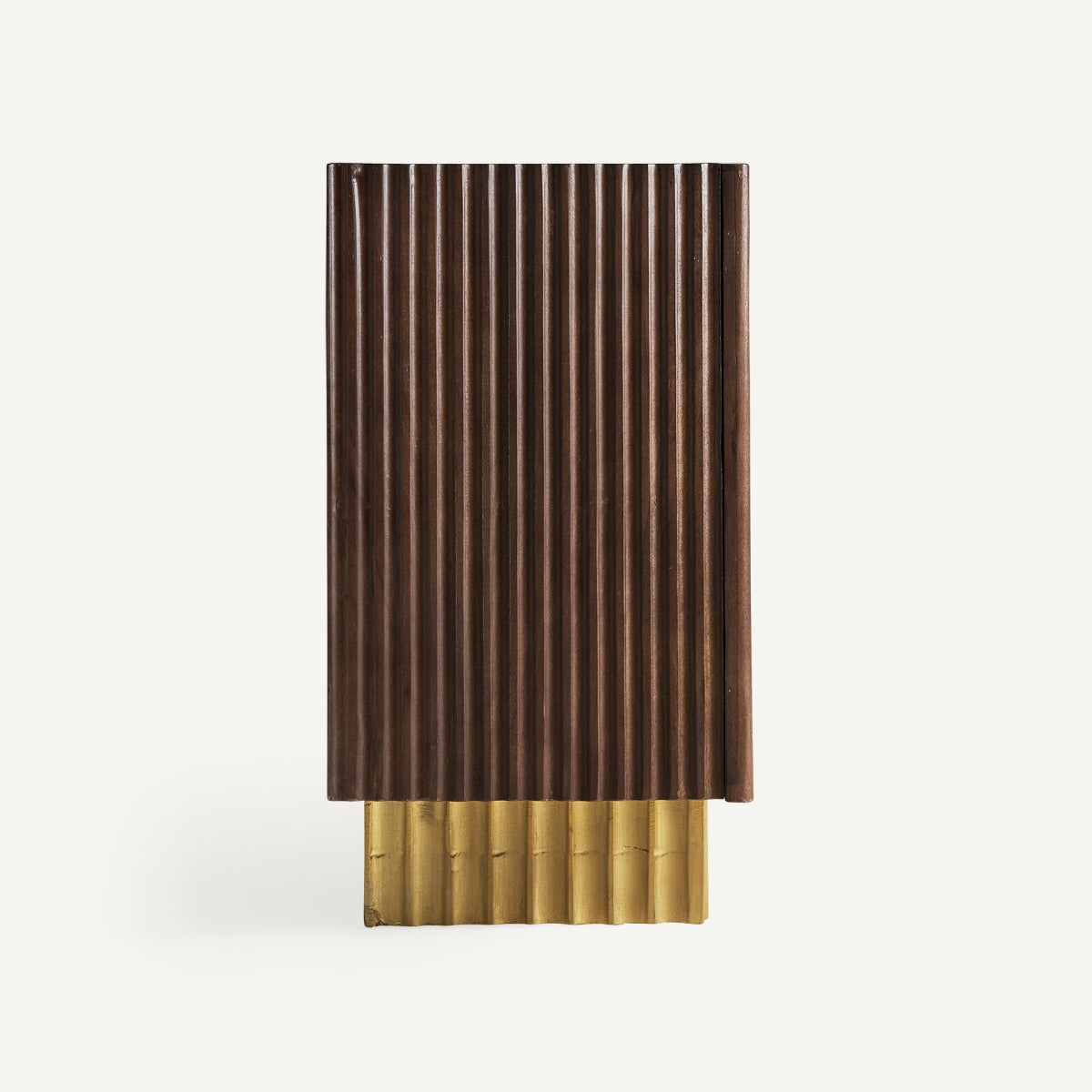 Aparador MESIA con diseño refinado en madera y tonos cálidos, ideal para ambientes sofisticados