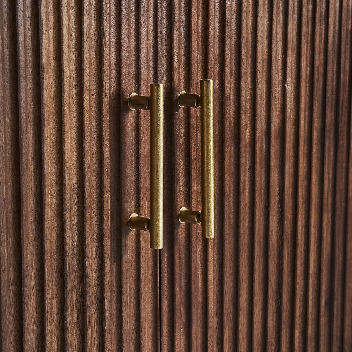 Aparador MESIA con diseño refinado en madera y tonos cálidos, ideal para ambientes sofisticados