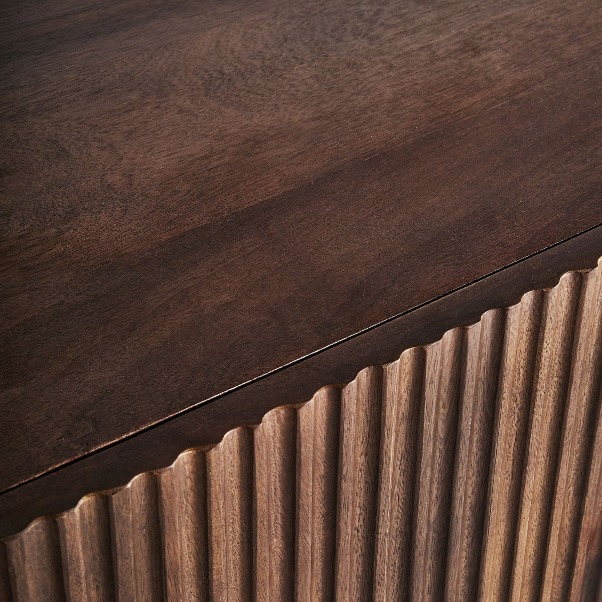 Aparador MESIA con diseño refinado en madera y tonos cálidos, ideal para ambientes sofisticados