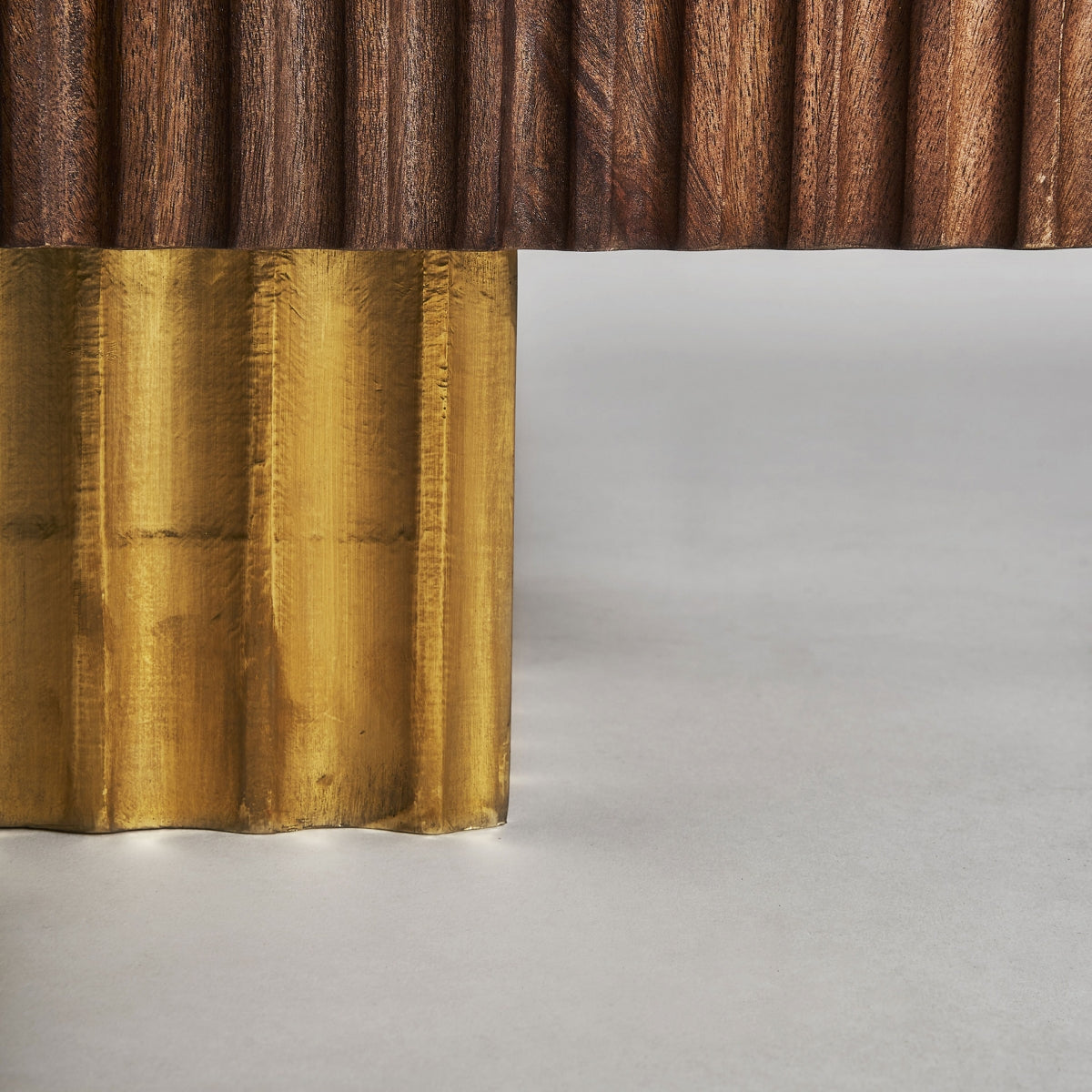 Aparador MESIA con diseño refinado en madera y tonos cálidos, ideal para ambientes sofisticados