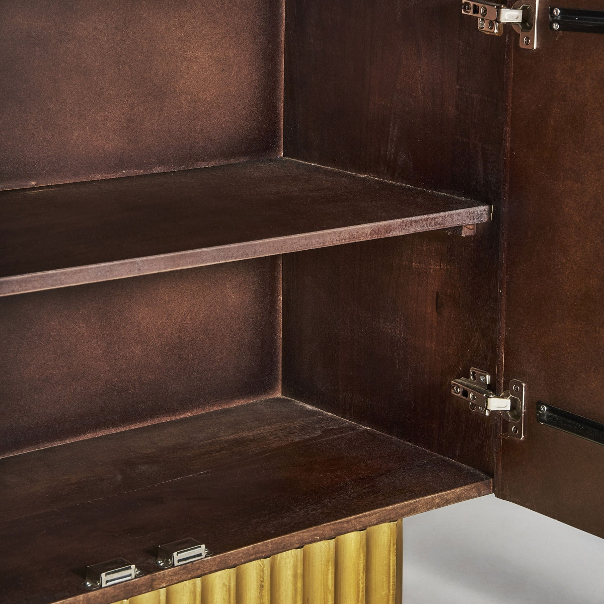 Aparador MESIA con diseño refinado en madera y tonos cálidos, ideal para ambientes sofisticados