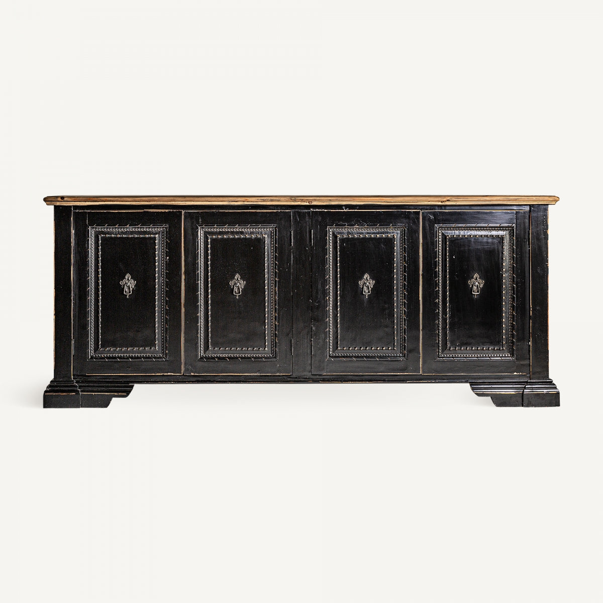 Buffet Ypres completo en vista frontal con diseño clásico en madera de olmo y acabado negro/natural