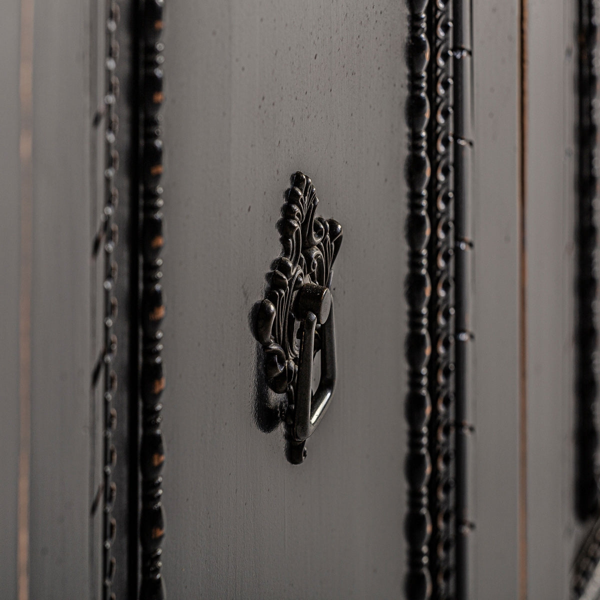 Detalle de la cerradura y moldura tallada del Buffet Ypres en madera de olmo