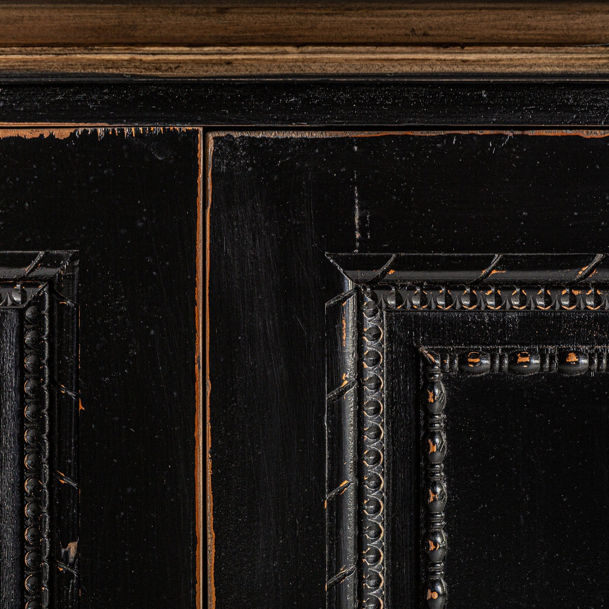 Primer plano de la moldura decorativa tallada en la puerta del Buffet Ypres