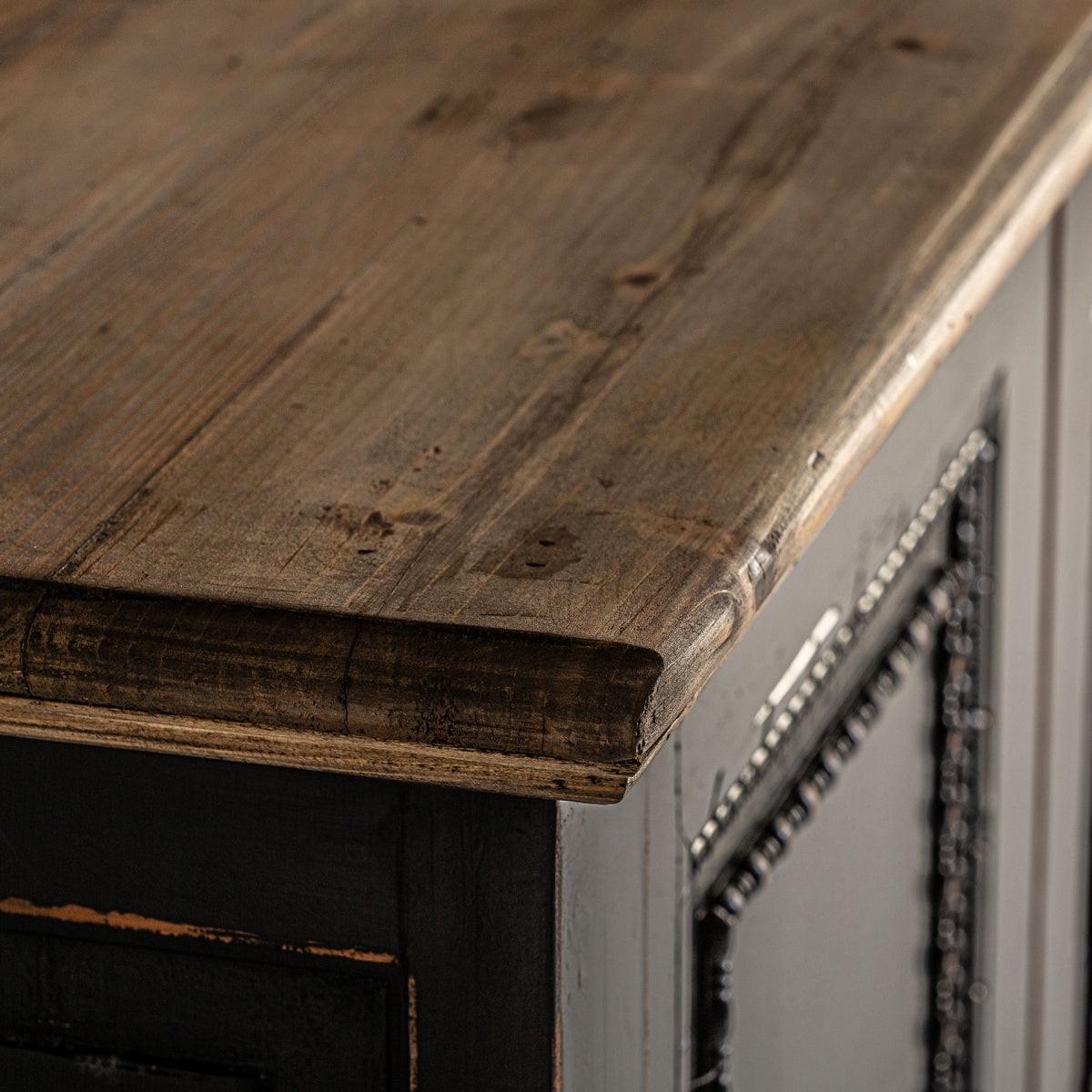 Detalle del sobre superior del Buffet Ypres en madera natural con vetas visibles