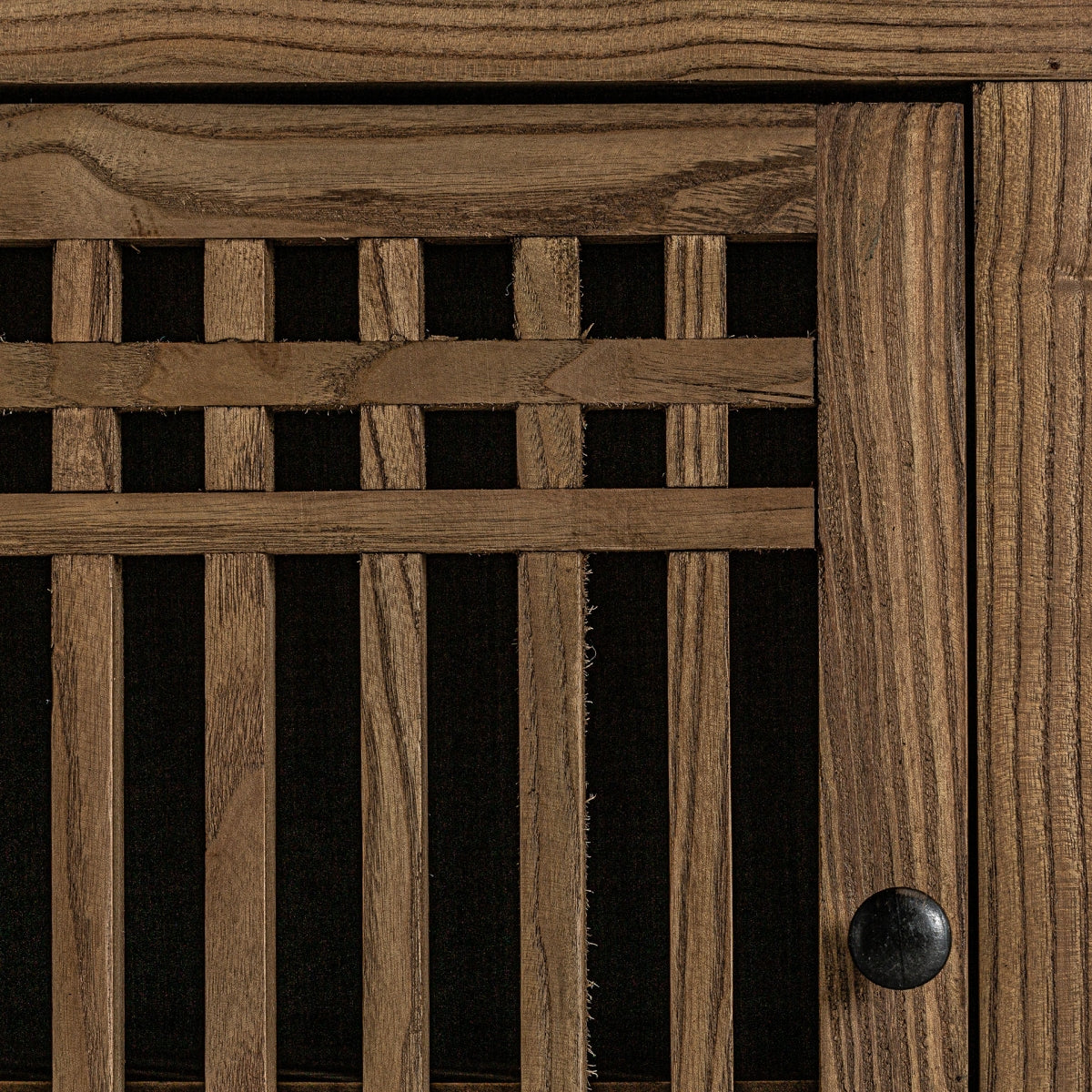 Detalle de las puertas del aparador Xuzhou con diseño de celosía en madera de olmo.