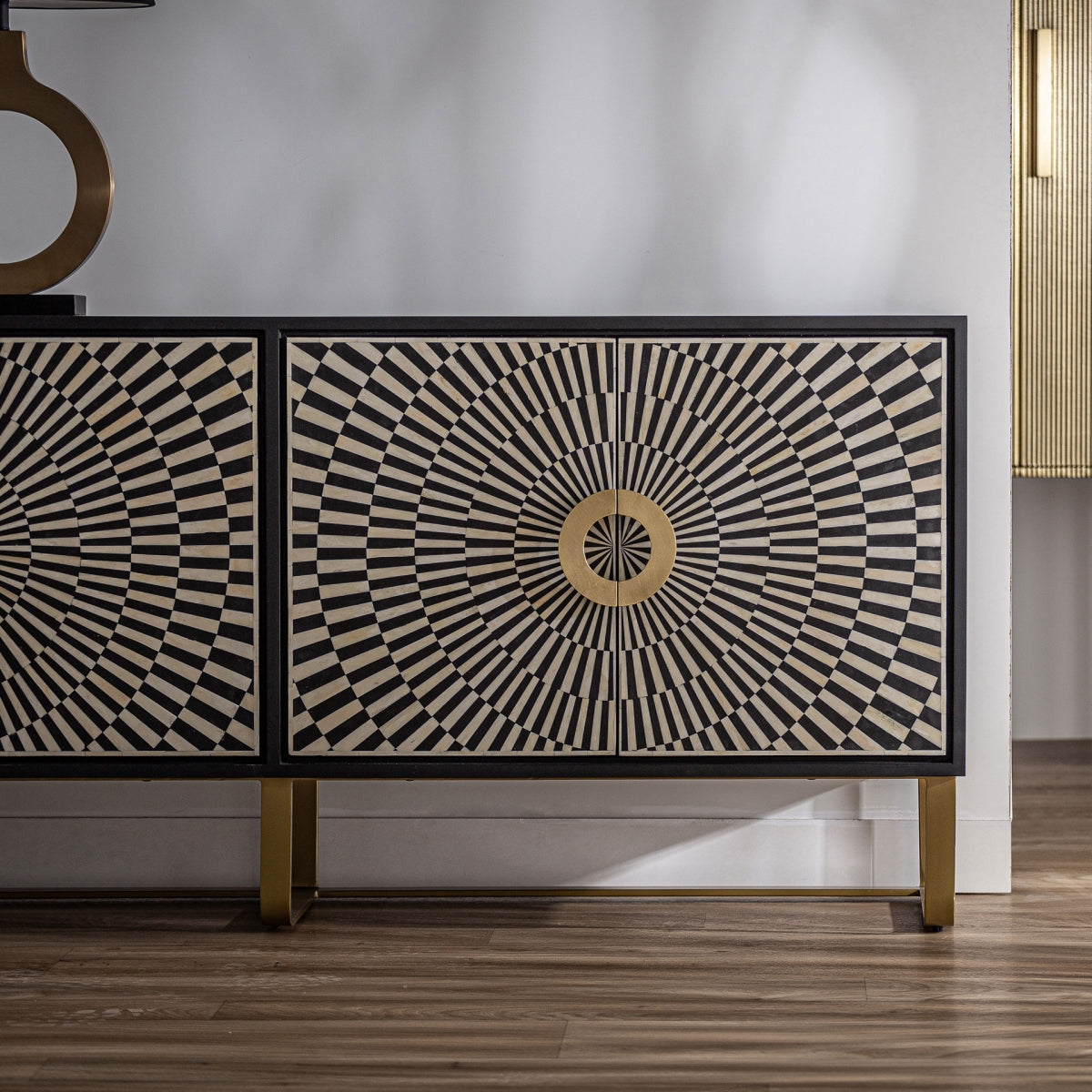 Vista frontal completa del mueble con sus dos puertas decoradas y base dorada.