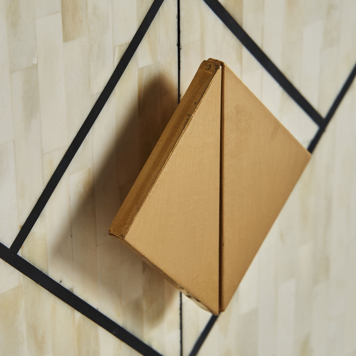 Detalle de los tiradores metálicos triangulares del aparador CHARMES