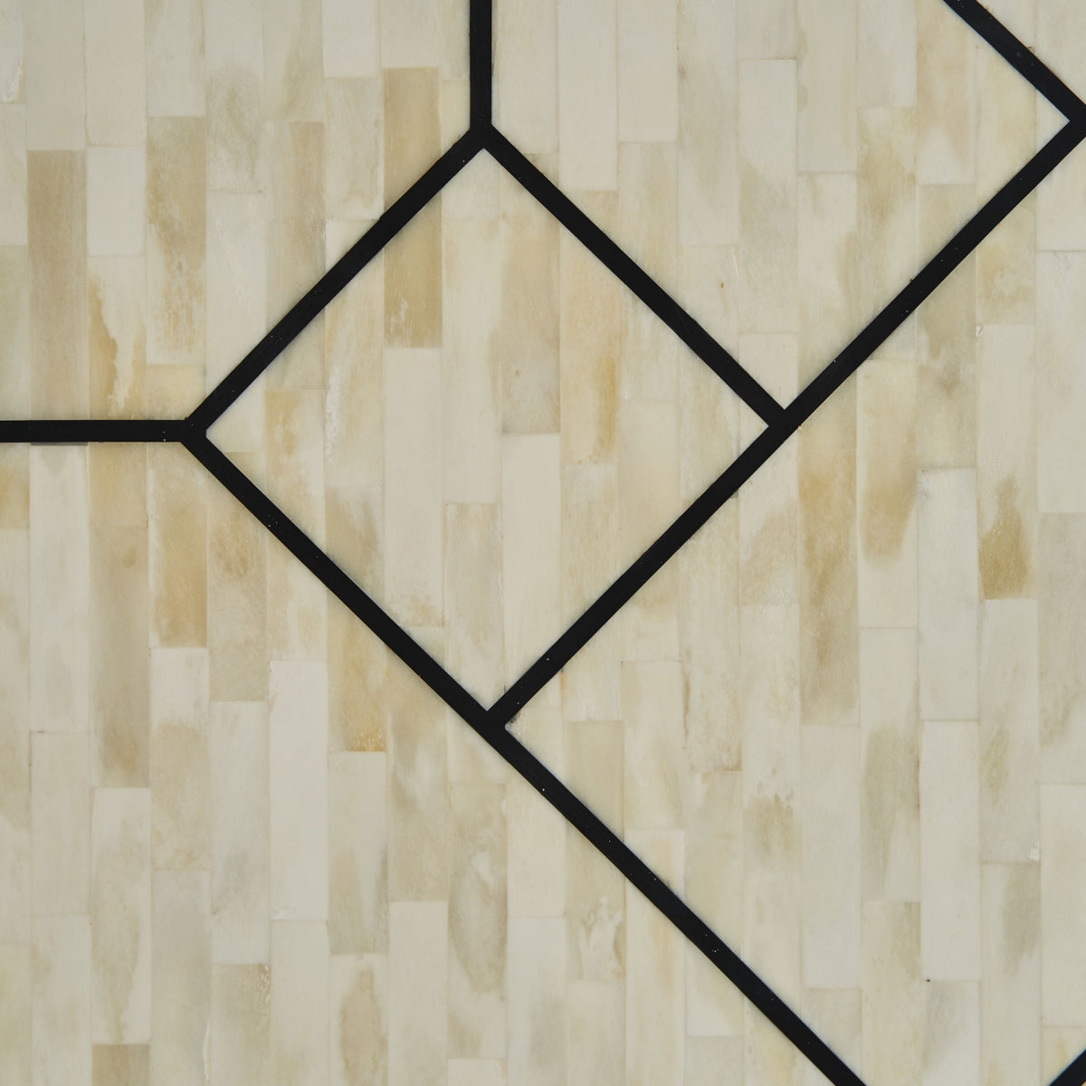 Detalle de la tapa lateral del aparador CHARMES en madera maciza