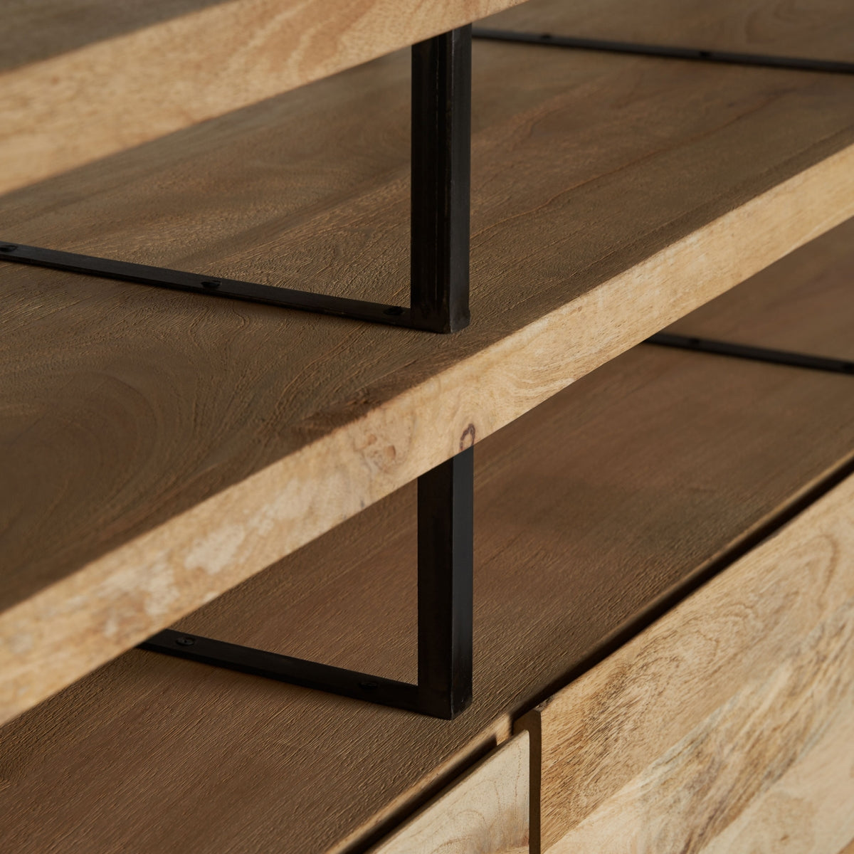 Detalle de textura profunda en madera oscura del aparador CELLE