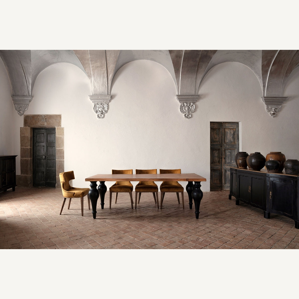Comedor elegante con el aparador Jussac en ambiente señorial.