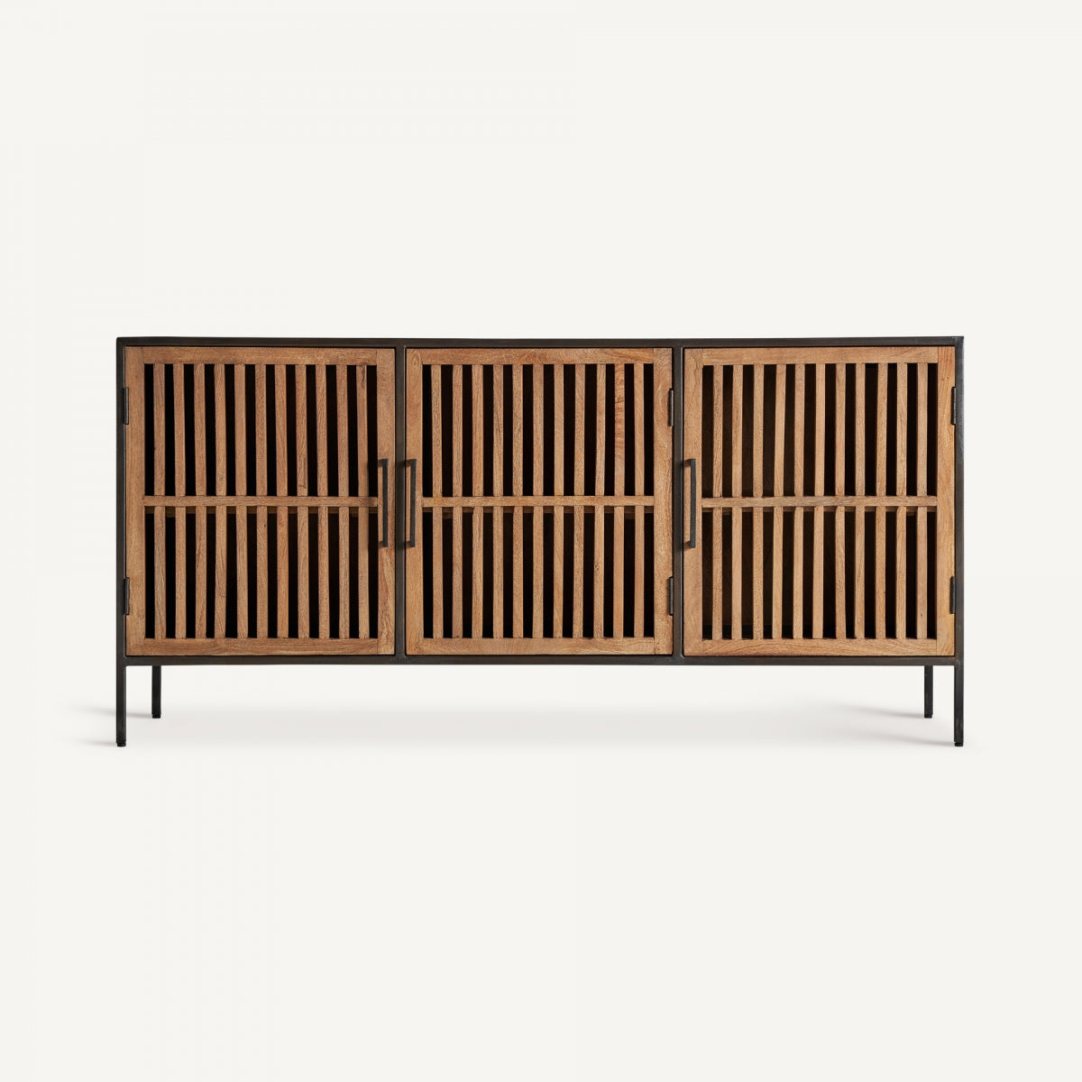 Aparador de madera natural con puertas de lamas verticales y estructura de metal negro estilo industrial.