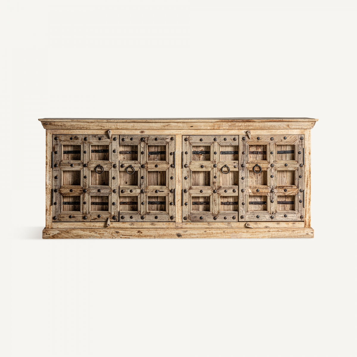 Aparador étnico en madera natural con puertas de celosía artesanal