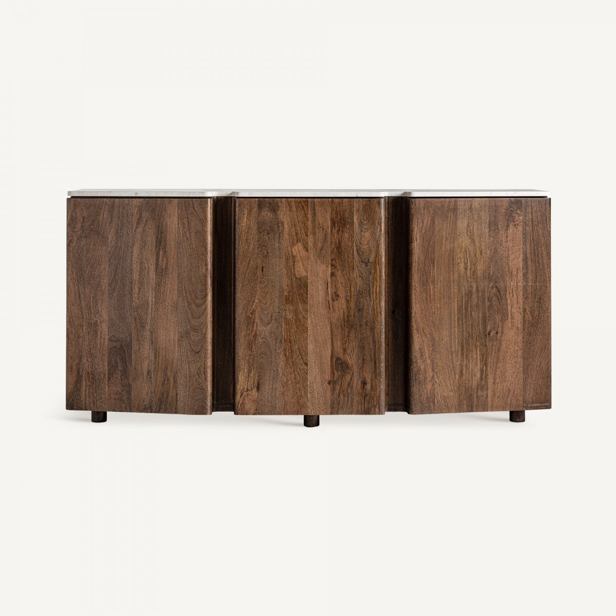 Vista frontal del aparador Konz de madera maciza con líneas limpias.