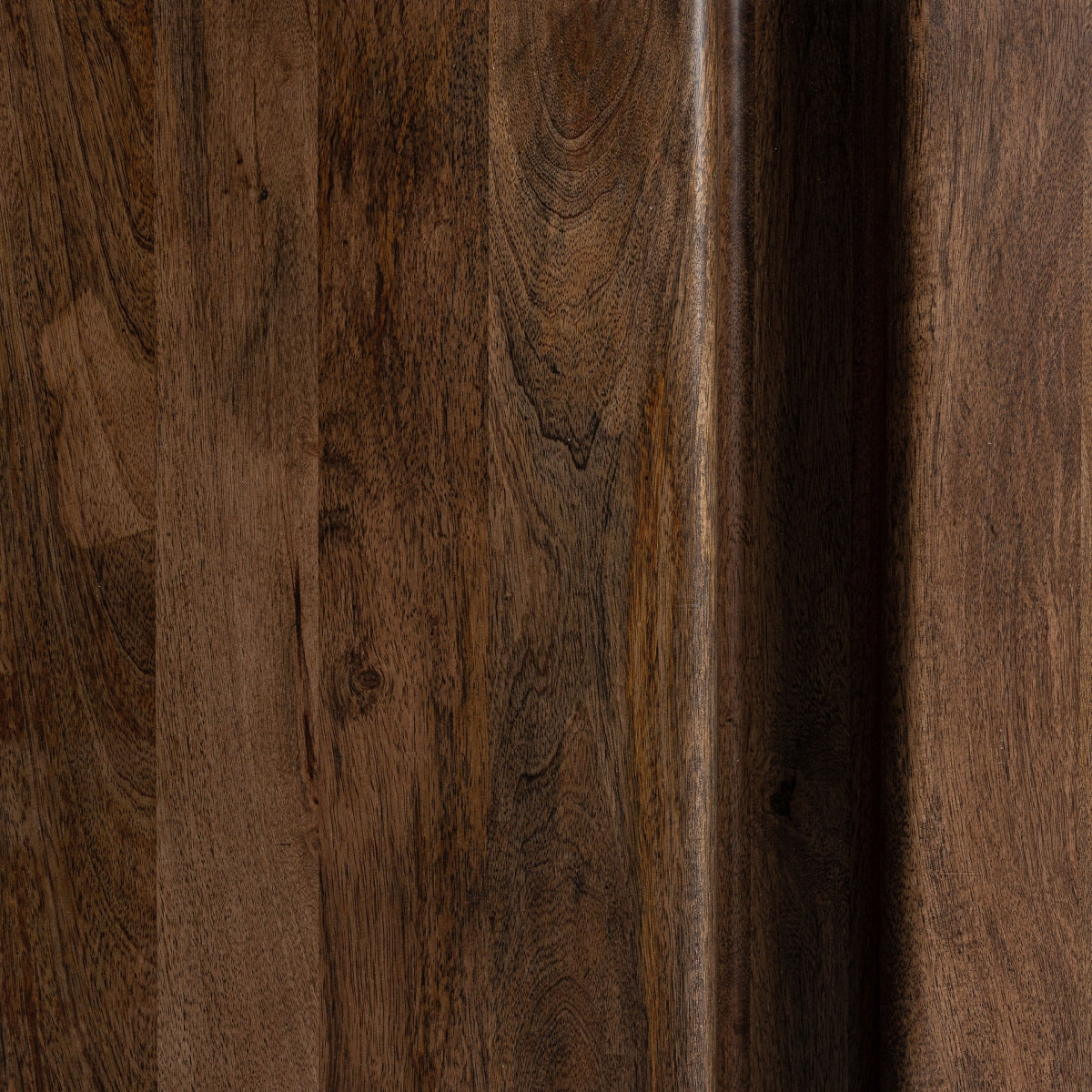Primer plano de las vetas naturales de la madera del aparador Konz.