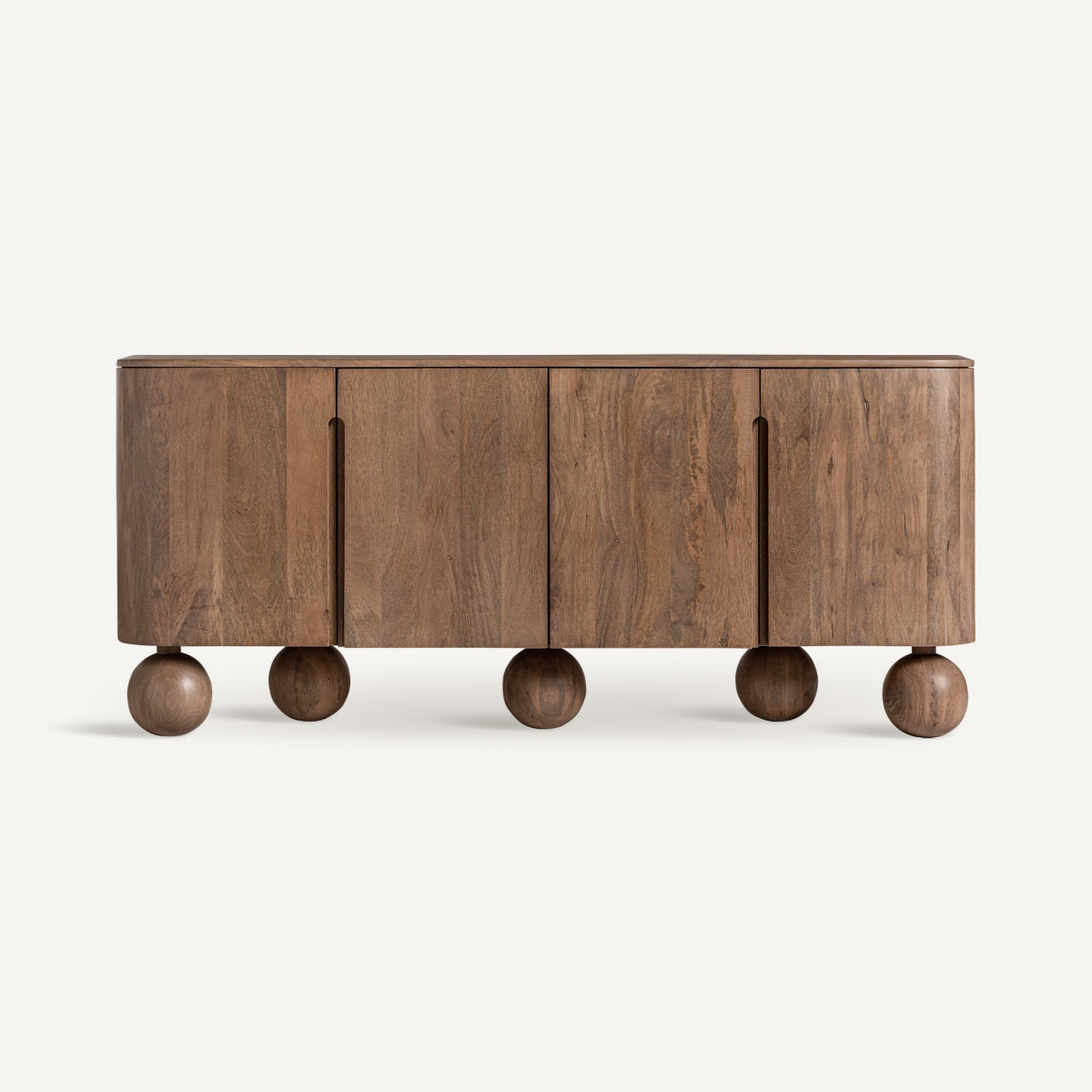 Aparador de madera con patas redondas en ambiente moderno con ventanales