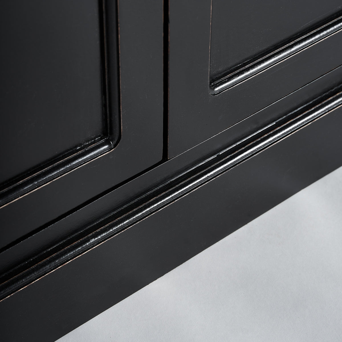 Acabado envejecido de las puertas del buffet Zenica en color negro elegante.