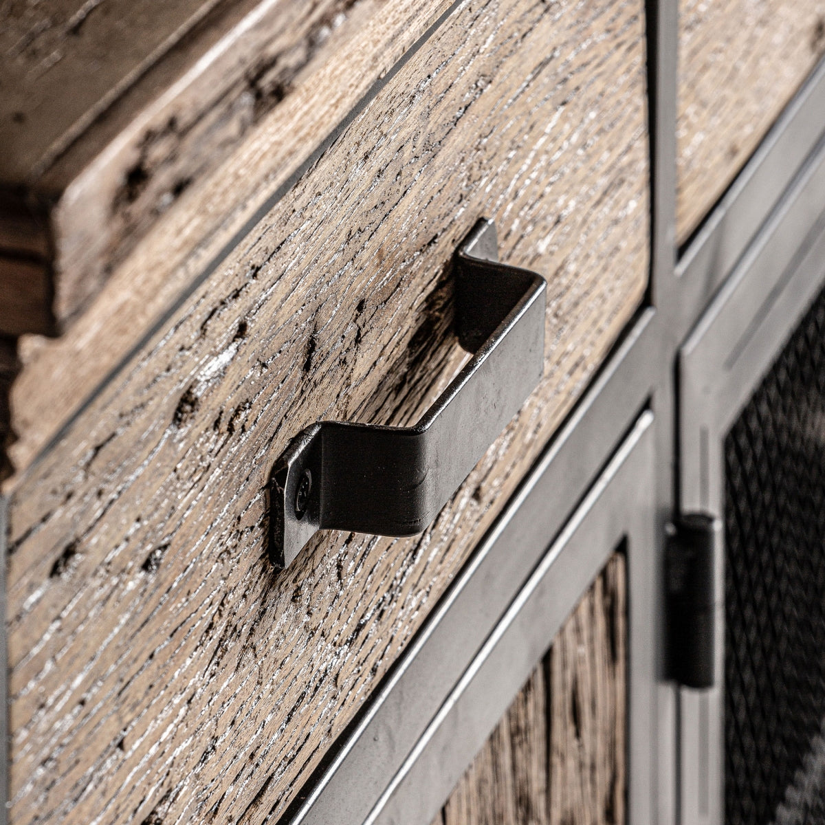 Primer plano del cajón en madera reciclada con textura marcada
