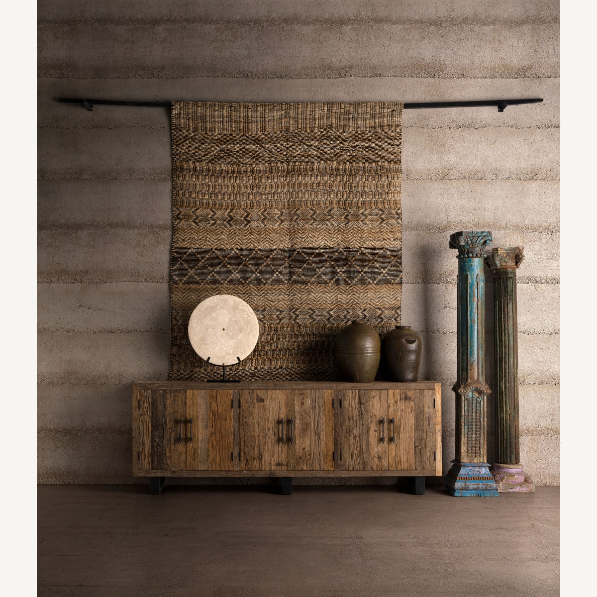 Vista ambientada del aparador Carrik estilo wabi sabi con decoración étnica