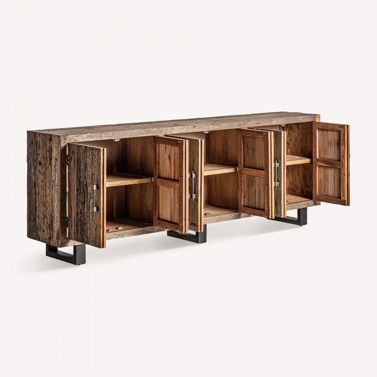 Interior del aparador con baldas para almacenaje en madera natural