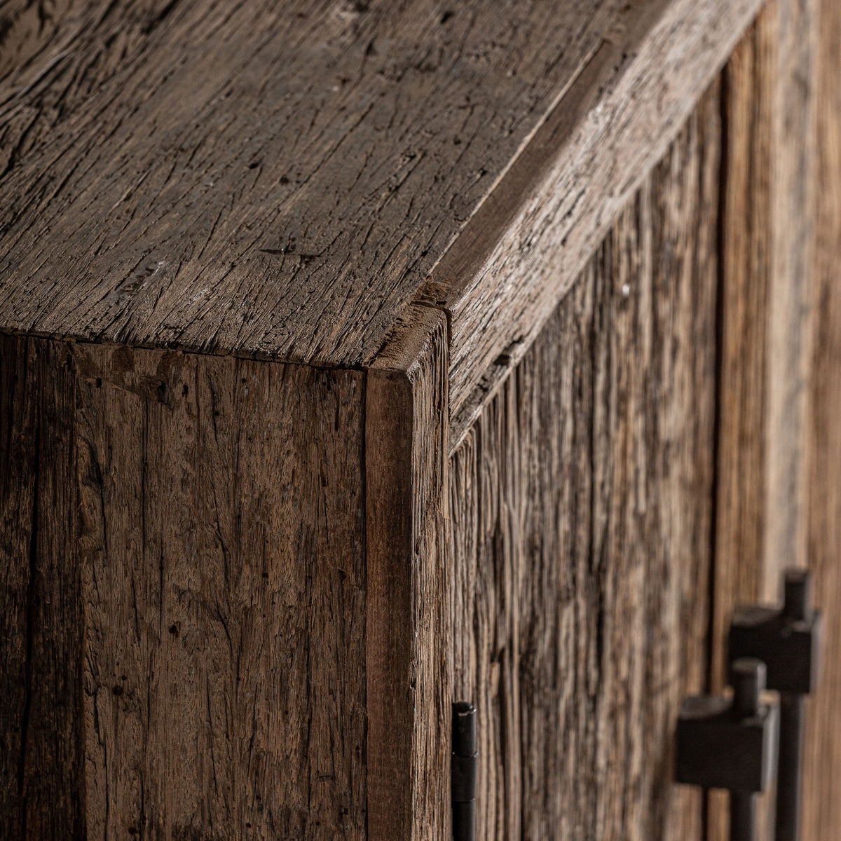 Detalle de la textura vetada de la madera natural del aparador Carrik