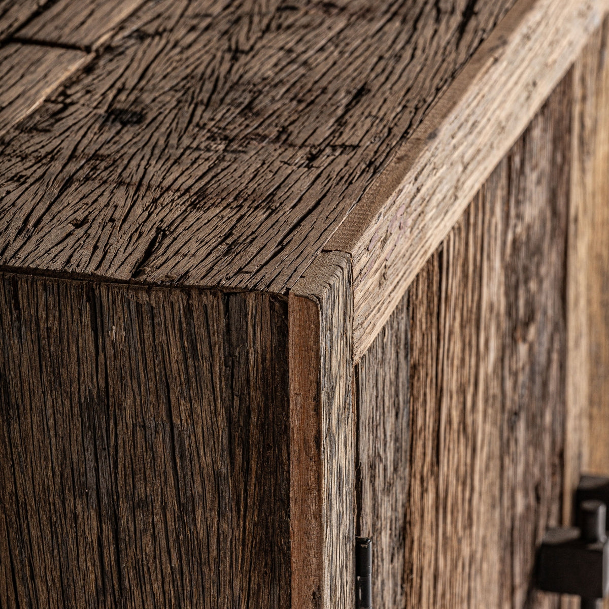Detalle de la textura natural de la madera en el aparador CARRIK2
