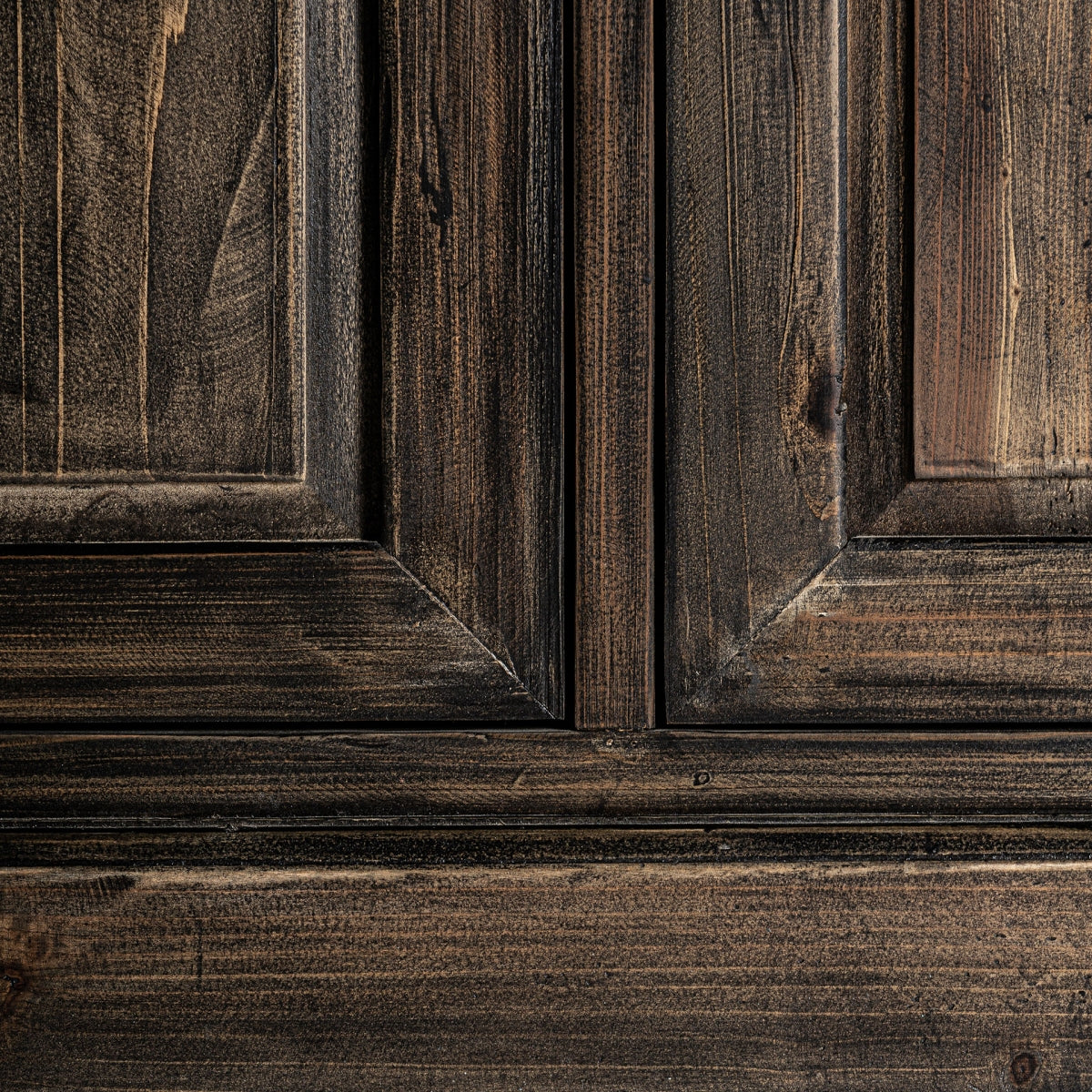 detalle de las molduras y vetas en la madera con efecto quemado.
