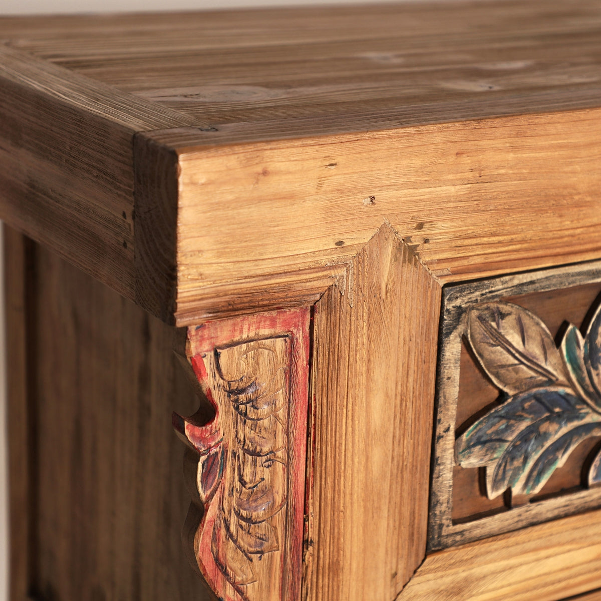 detalle de la esquina tallada a mano en madera natural con acabado envejecido.