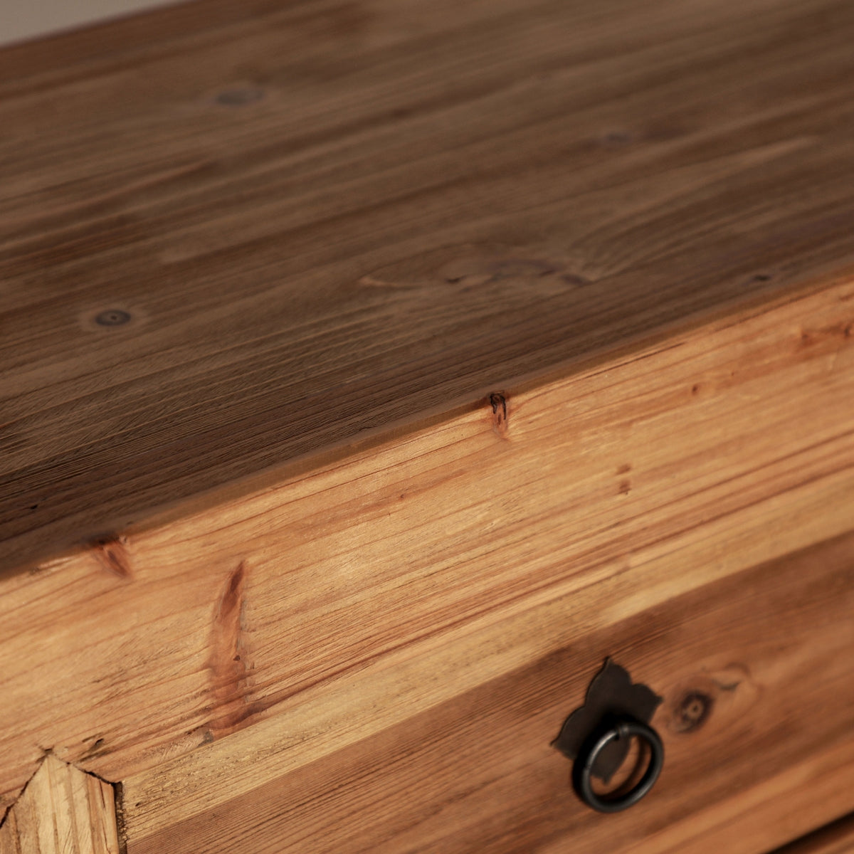 vista del sobre de madera maciza con veta visible y acabado artesanal.