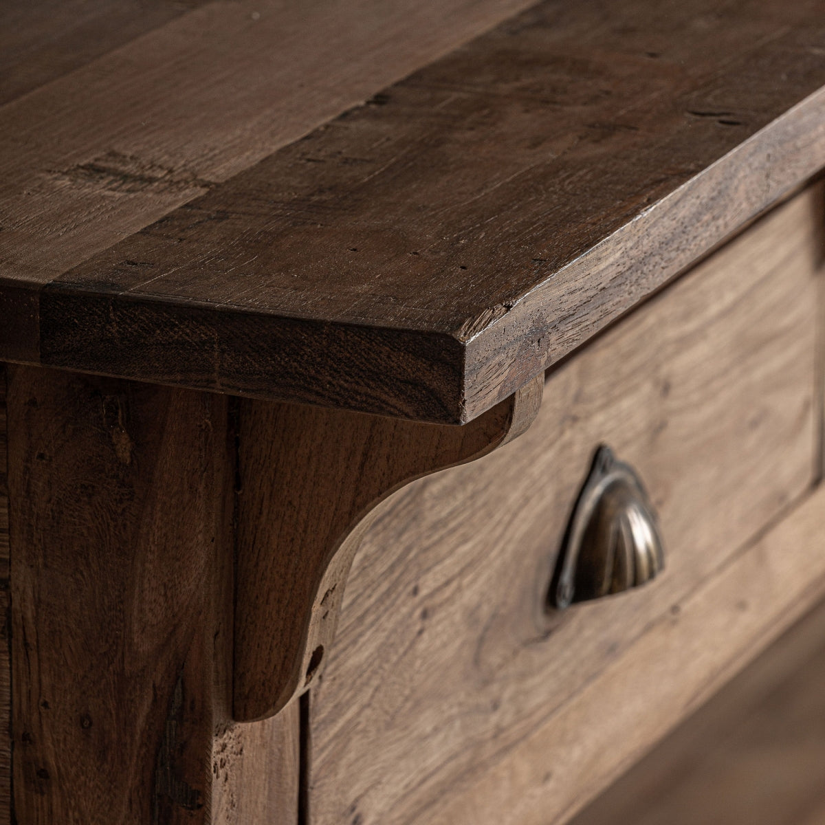 Detalle del sobre de madera con acabado envejecido.
