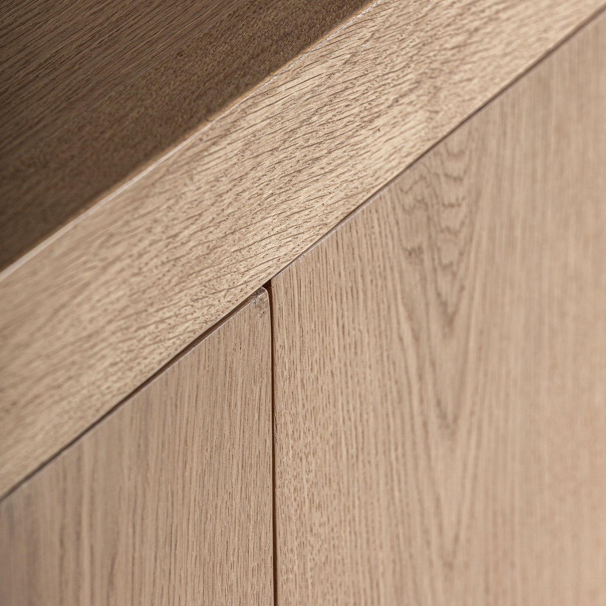 Detalle del borde superior del Aparador Zelzate mostrando la textura de la madera roble.