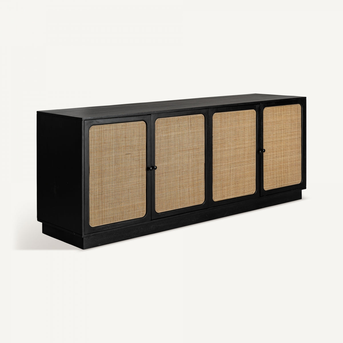 Aparador estilo boho con estructura negra y puertas de ratán natural.