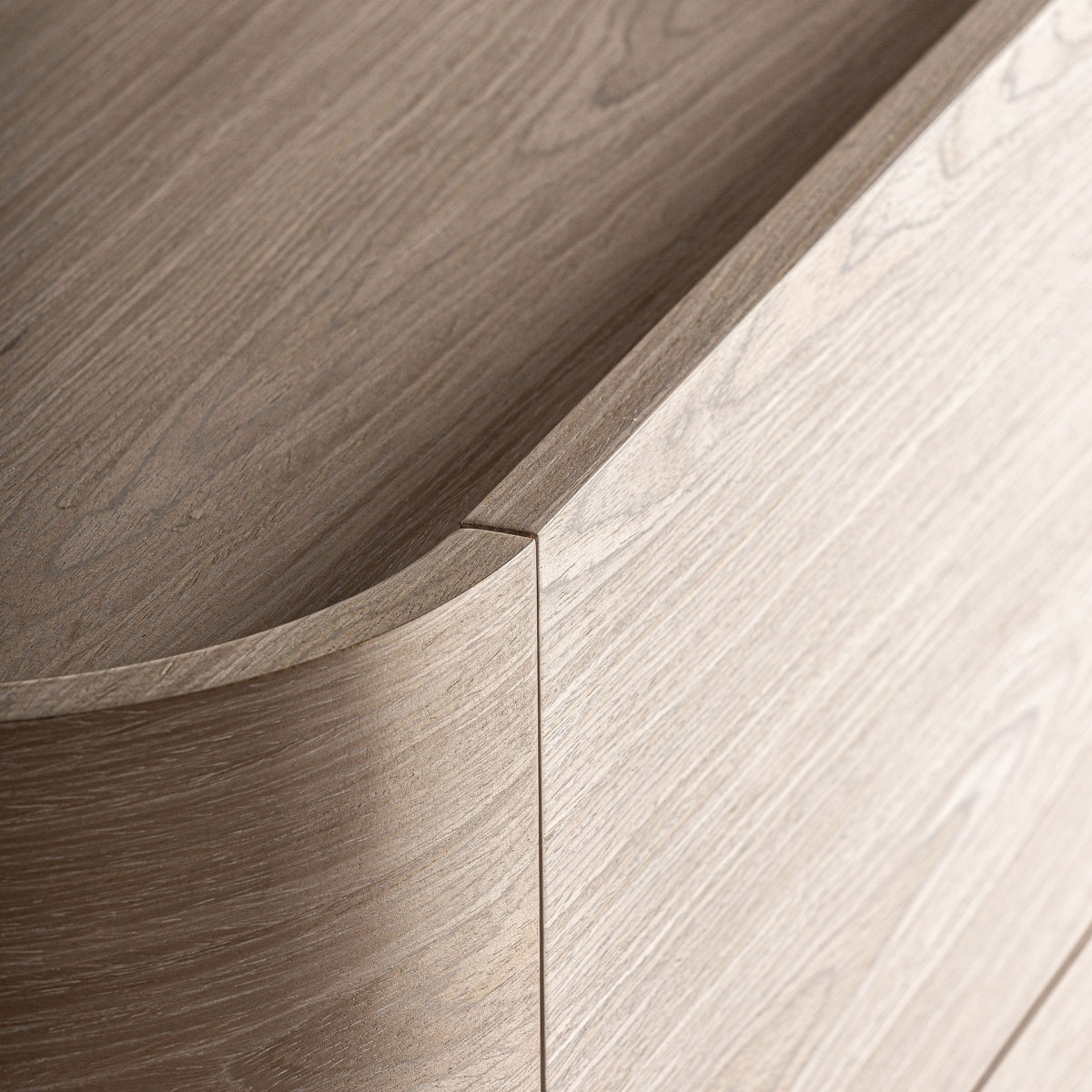 detalle en primer plano de la curvatura lateral en madera natural con acabado artesanal.
