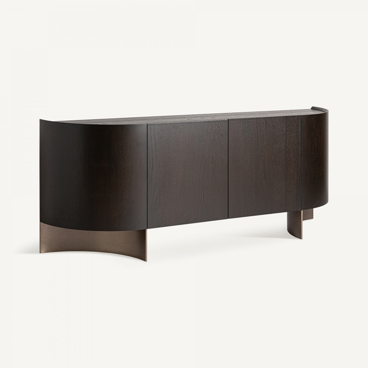 Aparador de diseño moderno en madera oscura con estructura curva y elegante base metálica.