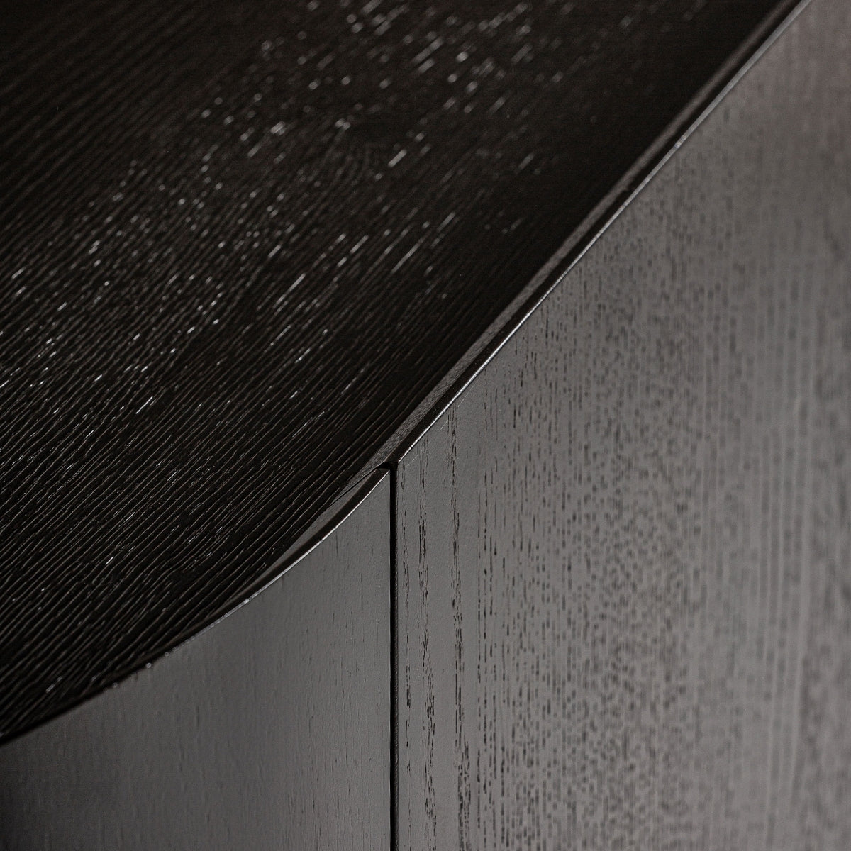 Detalle del acabado en madera oscura del aparador de estilo contemporáneo.