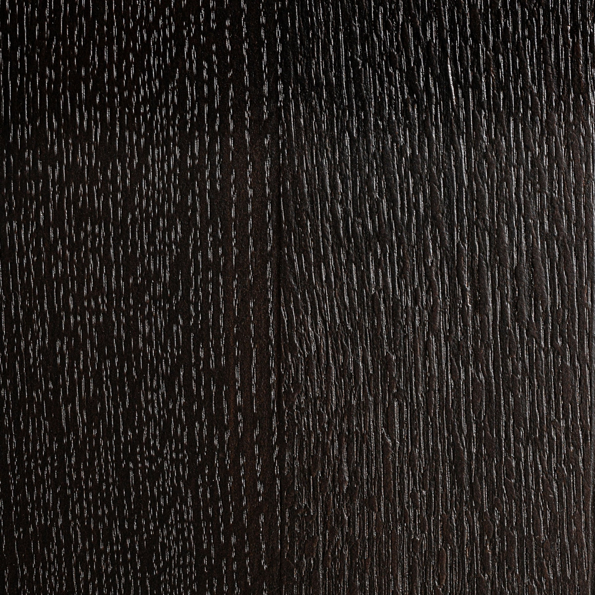 Textura natural de la madera con veta visible en acabado oscuro.