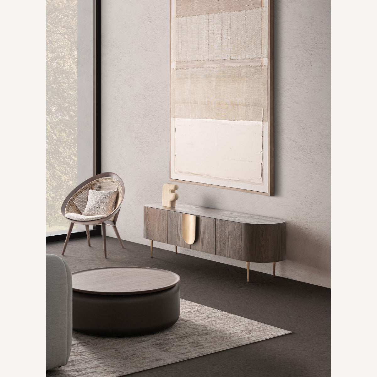 Ambiente con aparador Treignac, silla de ratán y mesa de centro en salón contemporáneo