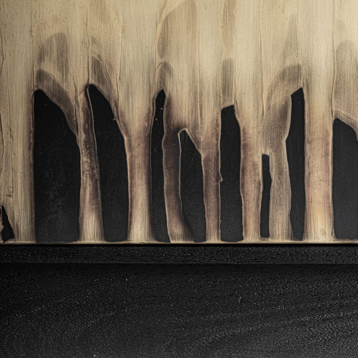 Primer plano de la puerta del aparador con diseño artístico en madera natural y efecto goteado.