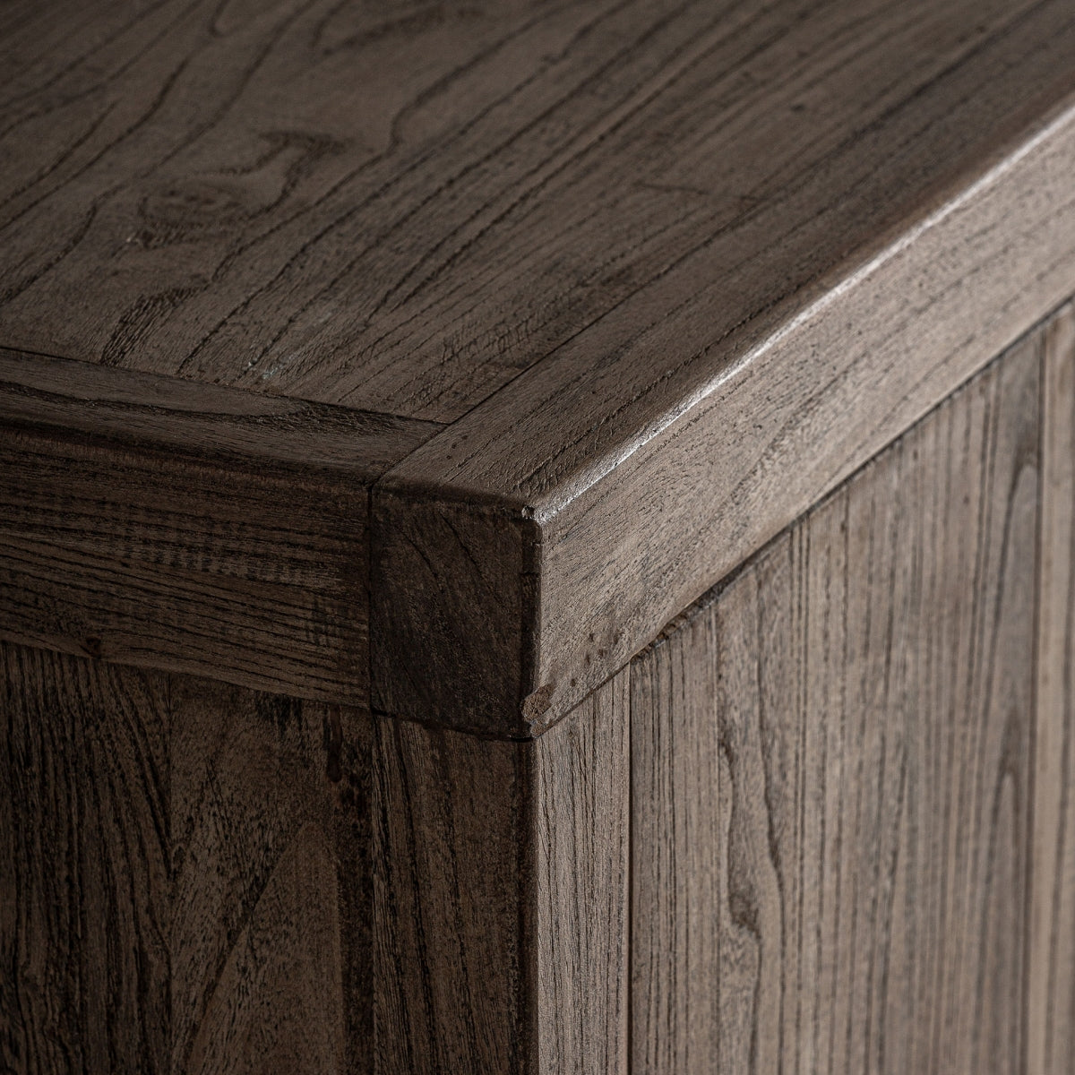 Detalle de la tapa superior en madera gris del aparador COTSWOLDS