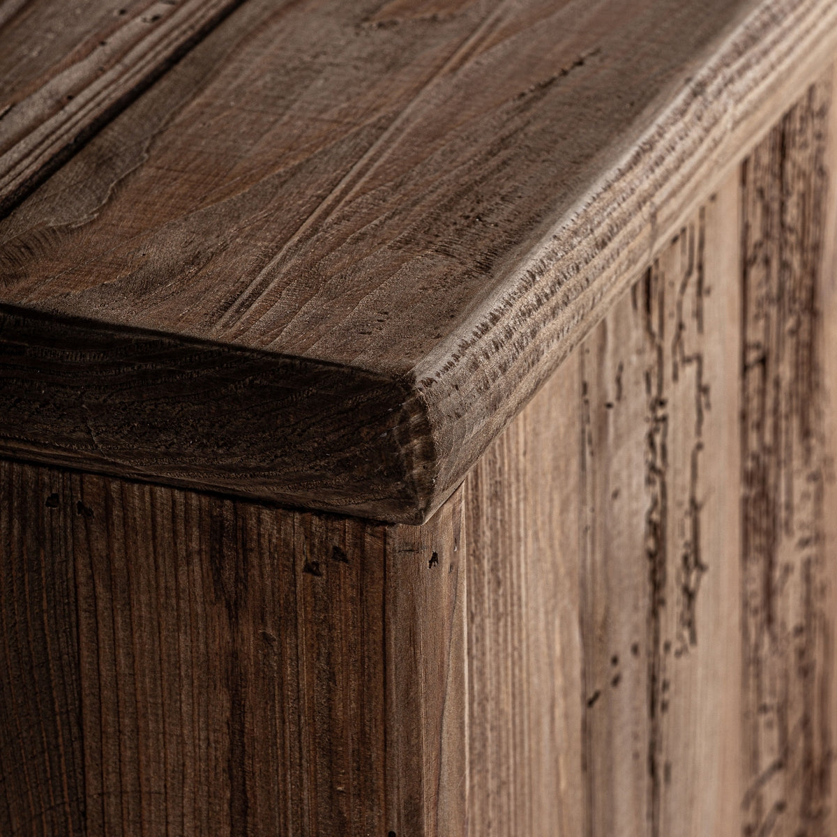 Detalle de la tapa superior en madera recuperada del aparador BREIVE