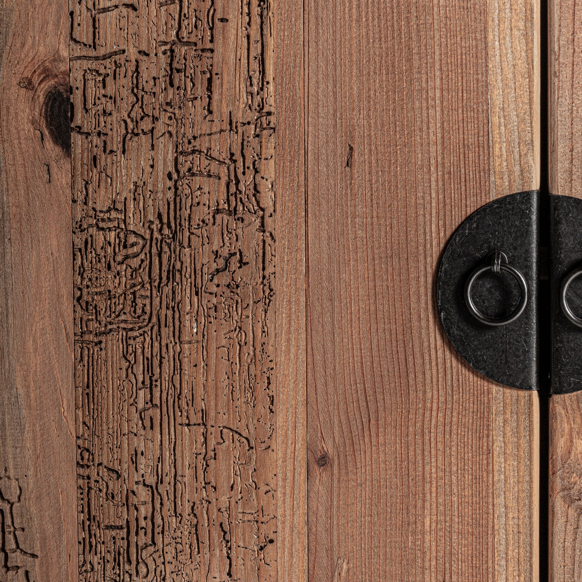 Detalle de la veta natural en madera rústica del aparador BREIVE