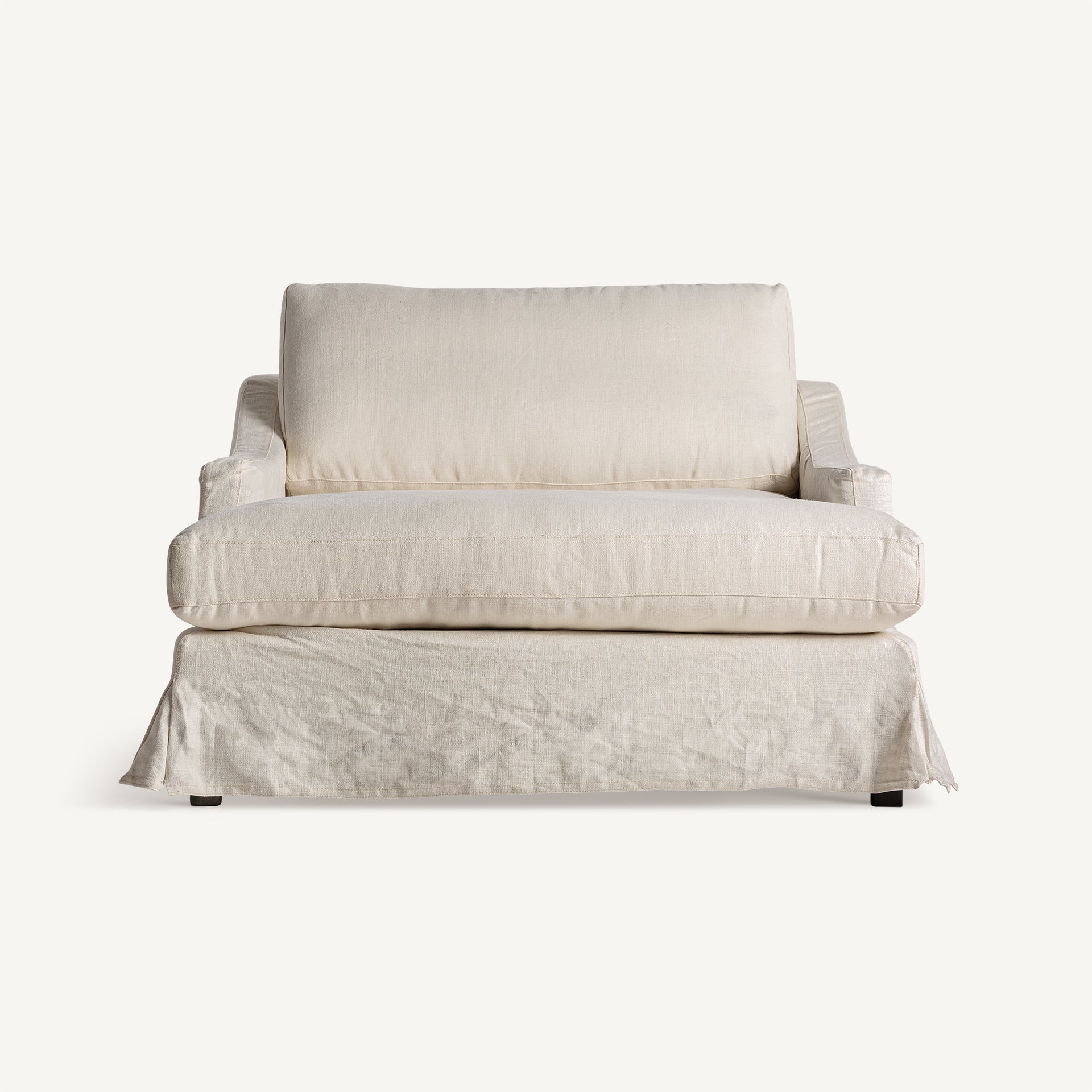 Vista frontal de la chaise longue Kemence en blanco roto. Tapizado amplio y envolvente.
